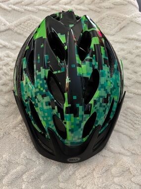 Bell Kids Axle Helmet in Green Pixel Pattern